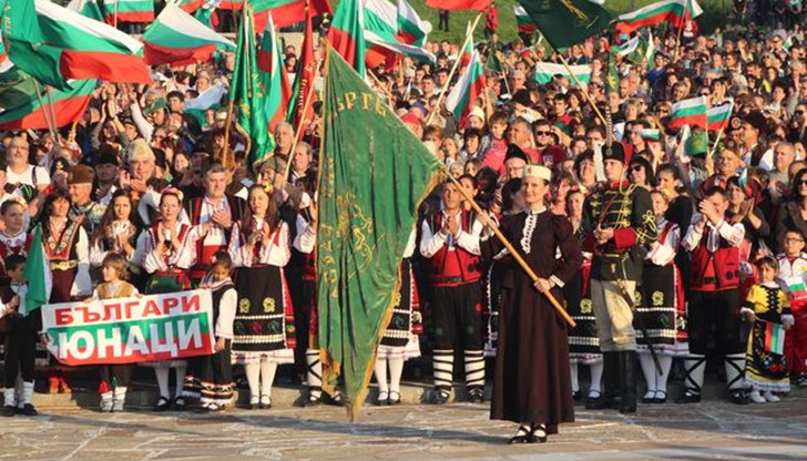 Стотици хора от цяла България пристигнаха в Панагюрище, за да се включат в масовото пеене на песента за Райна Княгиня