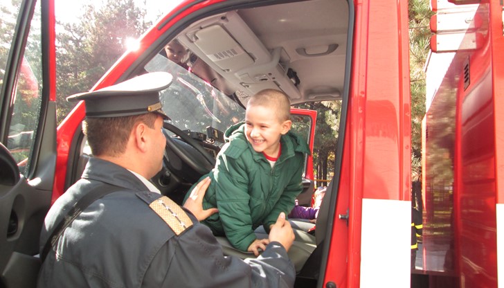Но най-големи емоции у децата предизвика пожарната кола