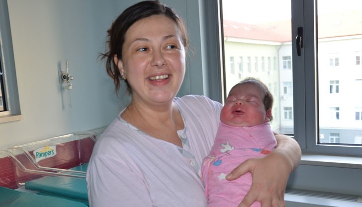 Новороденият Берк удивил екипа от акушер-гинеколози и неонатолози в русенската болница с теглото си