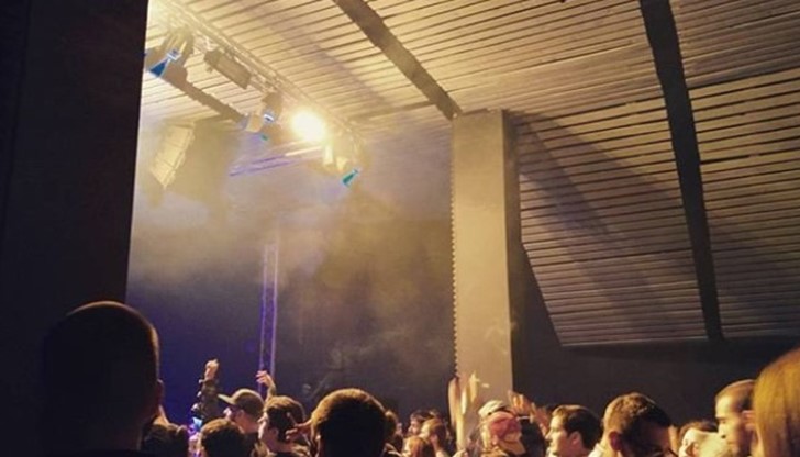 По закон румънския клуб е трябвало да осигури шест изхода