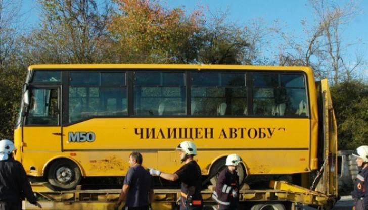 40-годишен мъж загина при катастрофа между микробус и ученически автобус 40-годишен мъж загина при катастрофа между микробус и ученически автобус