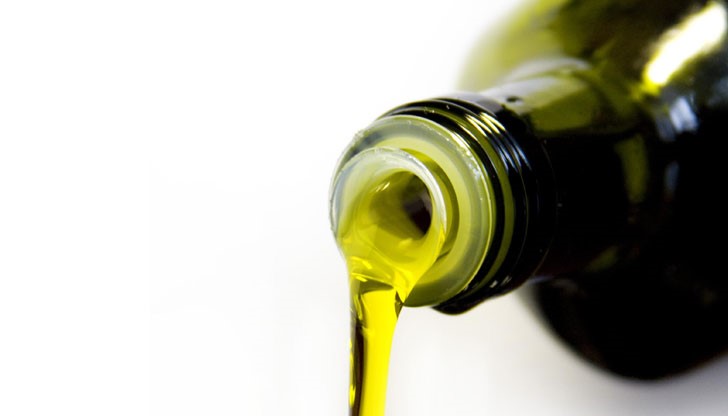 Продуктът се продава в стъклени бутилки от 750 мл, с цена 13 лева