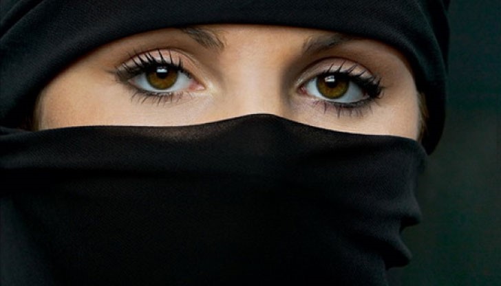 Мястото, където се продаваха жените, бе огромно хале без прозорци Мястото, където се продаваха жените, бе огромно хале без прозорци