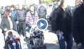 Полицейски съпруги с бебешки колички на протест