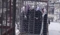 Джихадисти използват хора в клетка като жив щит