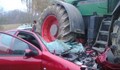 Шофьор се "нацепи" в трактор на разклона за Сандрово