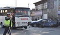 Претъпкан автобус помля БМВ на кръстовище