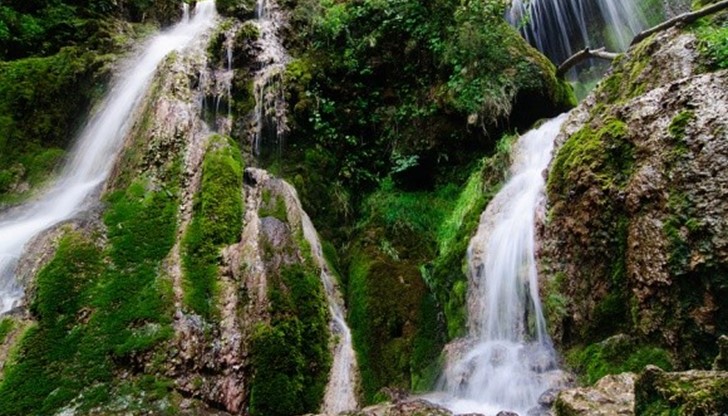 Скална маса се е сринала в района на Крушунските водопади и е затиснала двама туристи.