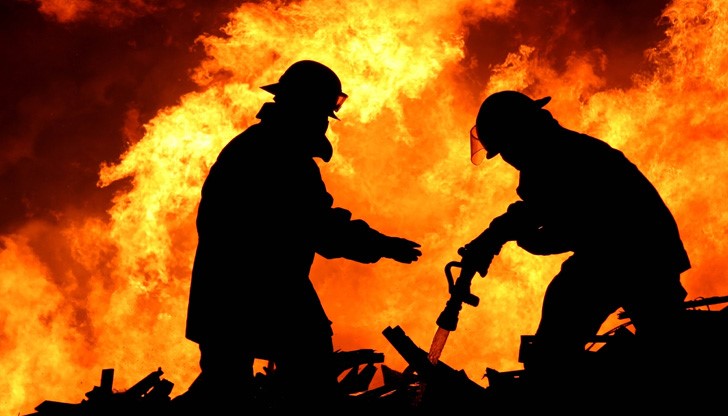 Мястото на екшъна, което е в близост до „Женския пазар”, е отцепено от екипи на пожарната и полицията