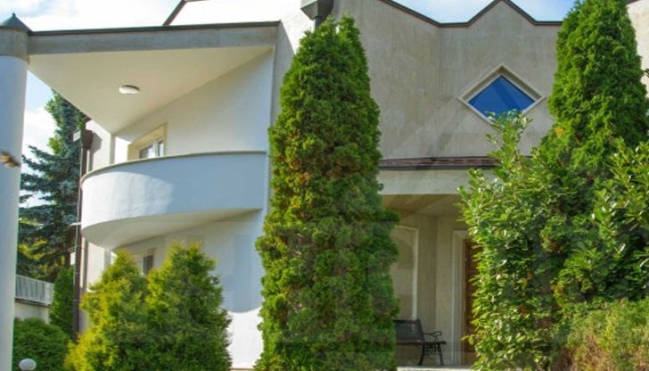 На сутерена се намират гараж, работилница, фитнес зала и котелно помещение На сутерена се намират гараж, работилница, фитнес зала и котелно помещение