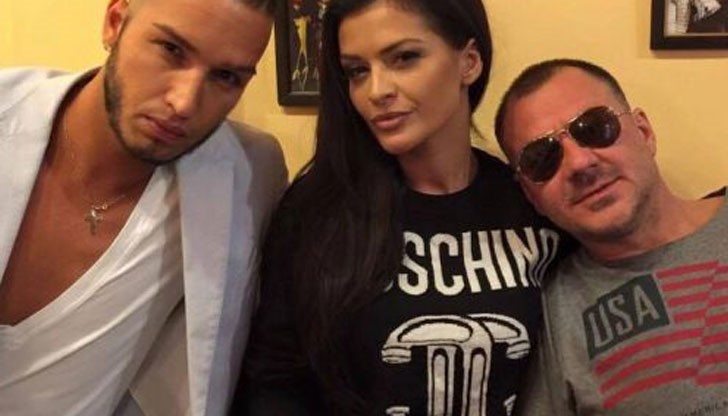 Певицата Преслава отиде в Кукления театър Певицата Преслава отиде в Кукления театър