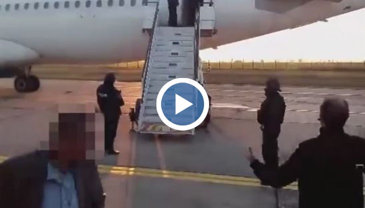 Телевизия TVN24 разпространи кадри с извеждането на пътници от самолета