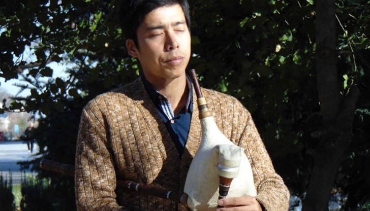 Младежът от десет години свири български фолклор