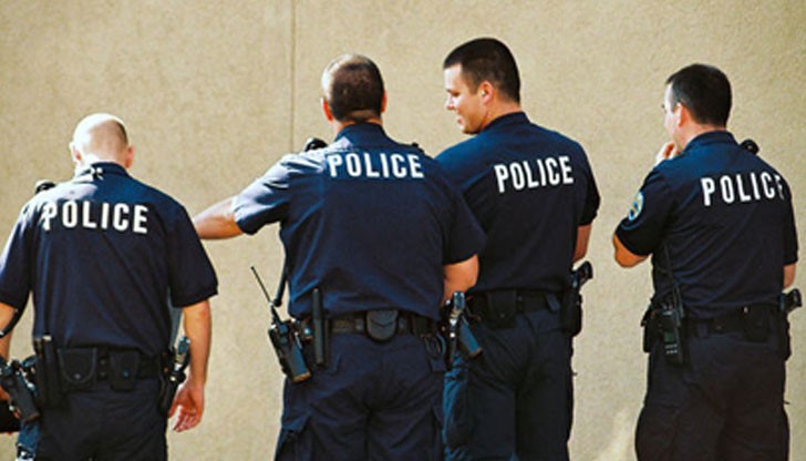 Те излязоха на протест против орязването на част от привилегиите си пред сградата на ОДМВР