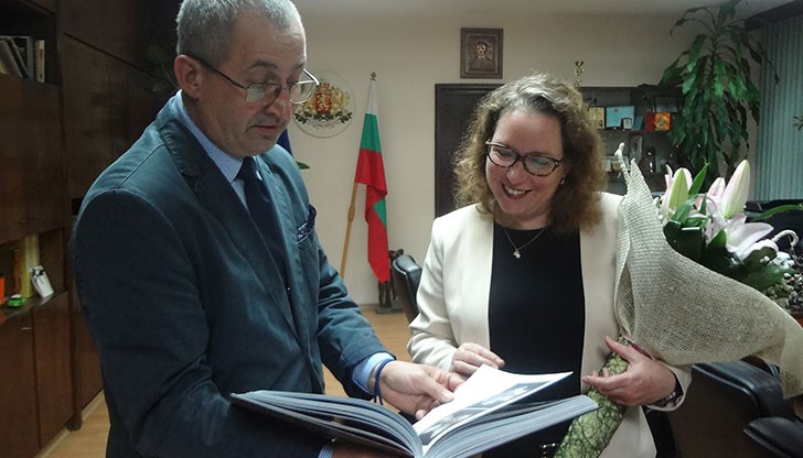 Г-жа Ирит Лилиан – Посланик на Израел в България, посети доц. д-р Стефко Бурджиев – областен управител на Област Русе