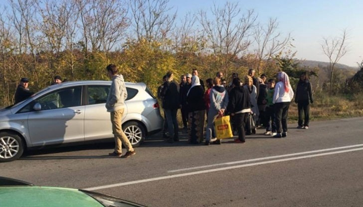 Една от снимките в репортажа на FRONT.BG, която показва как групи хора (не българи очевидно) се придвижват необезпокоявани през територията на държавата ни Една от снимките в репортажа на FRONT.BG, която показва как групи хора (не българи очевидно) се придвижват необезпокоявани през територията на държавата ни