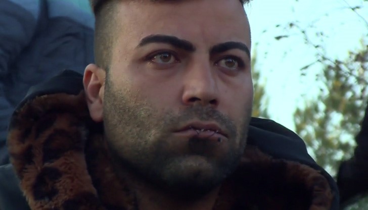 Стотици мигранти стоят блокирани на границата между Гърция и Македония