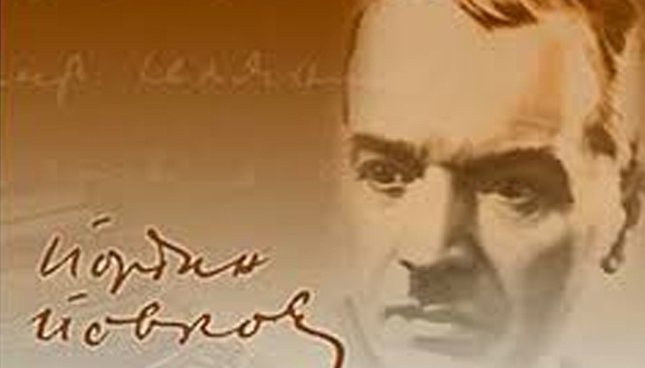 Учителят му по литература — поетът Иван Грозев, му предсказва бъдеще на писател