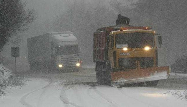 Временно е ограничено движението на всички МПС през прохода „Троян-Кърнаре” за снегопочистване