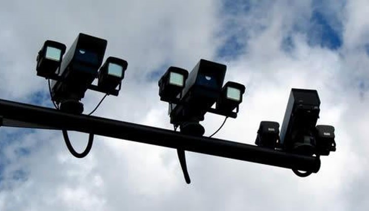 Три камери, които снимат всички преминаващи автомобили и разпознават кои от тях са откраднати или издирвани
