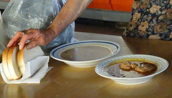 Капацитетът на трапезарията е около 40 души на ден. Капацитетът на трапезарията е около 40 души на ден.