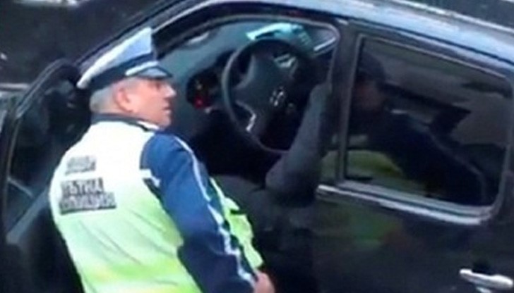 На клипа се вижда как Тръпков спира Иванов На клипа се вижда как Тръпков спира Иванов