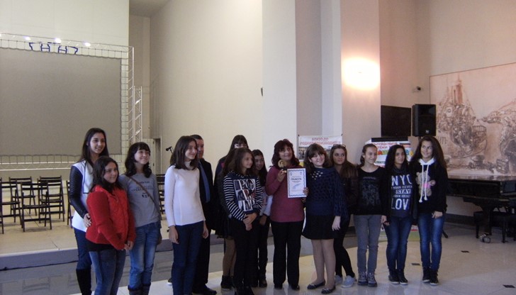 На най-талантливите млади поети, писатели и журналисти бяха връчени грамоти, плакети и предметни награди