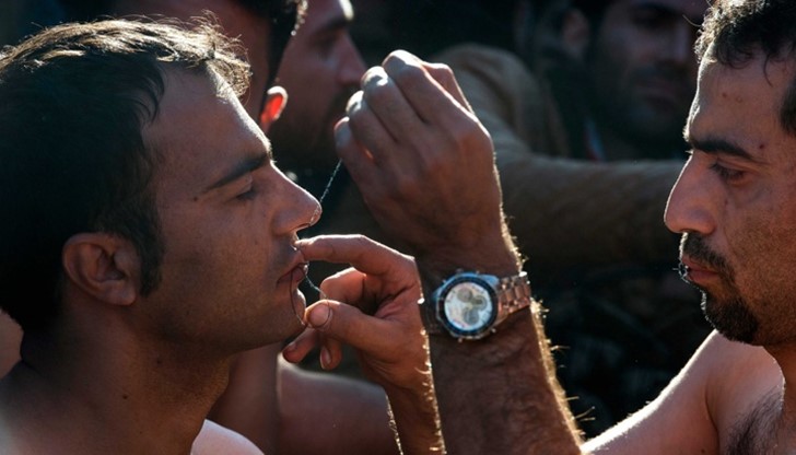 Мигранти зашиват устите си