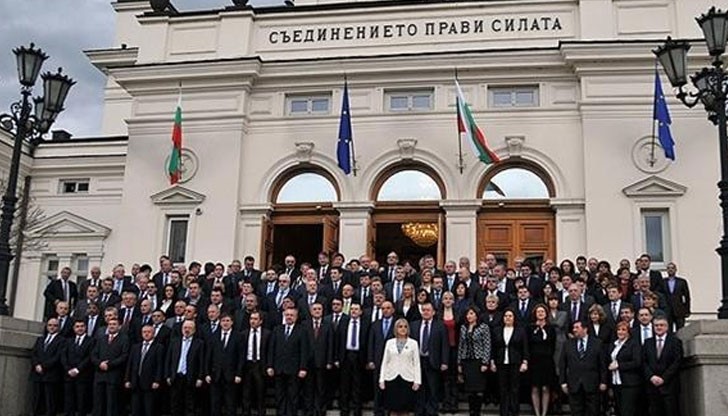 Средната заплата у нас пада