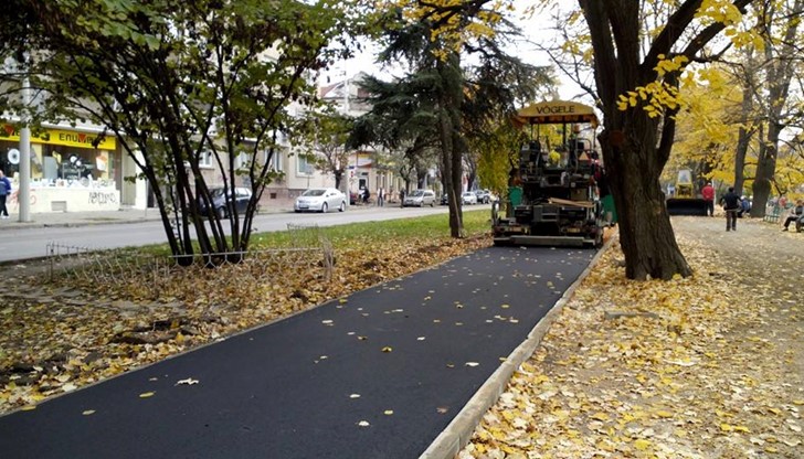 Ремонтните дейности по новата велоалея продължават.
