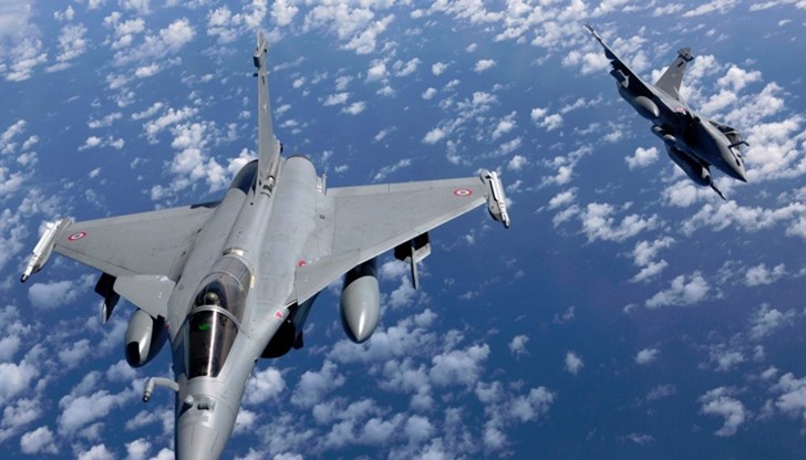 Военновъздушните сили на Франция са извършили масирани въздушни удари по сирийския град Рака
