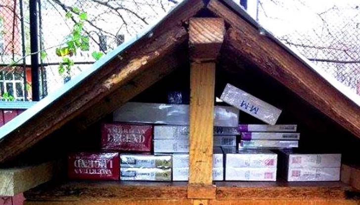 В покрива на кучешката колиба са били скрити 225 кутии цигари от различни марки