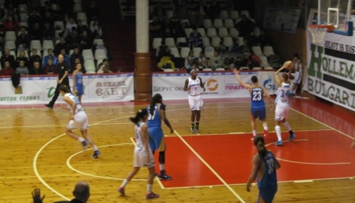 Най-резултатна за "сините феи" бе Дженифър Брандън с 20 точки и 17 борби Най-резултатна за "сините феи" бе Дженифър Брандън с 20 точки и 17 борби