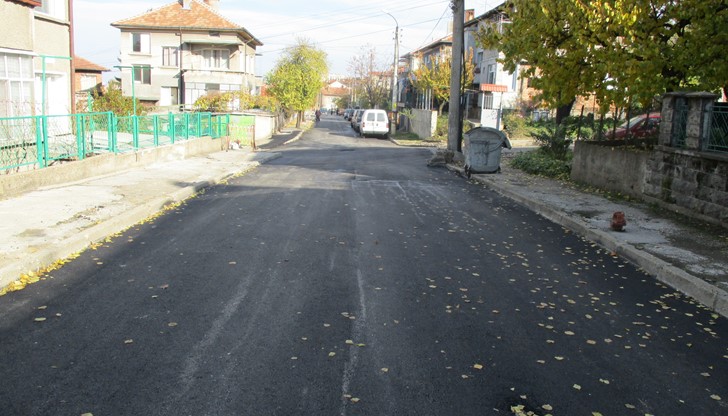През последните няколко дни e преасфалтиран обслужващ път на ул. „Мальовица“