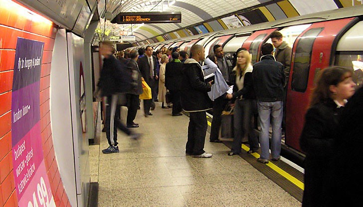 Нападателят е задържан от полицията и му е повдигнато обвинение за опит за убийство