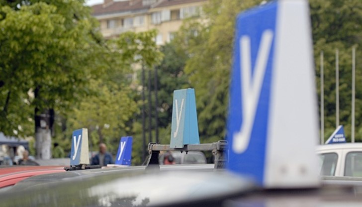 Преглеждат се записите десет месеца назад и където се установи, че по време на изпит са се разменяли листовките, резултатът се зачерква