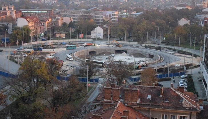 Реконструкция на кръговото кръстовище, предизивика огромни задръствания в целия град