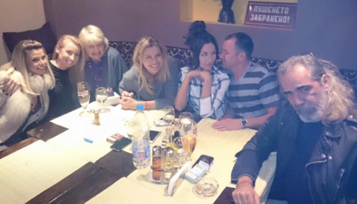 Двамата се гледат като влюбени гугутки