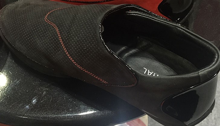 Обувките са изработени от черна изкуствена кожа /снимката е илюстративна/ Обувките са изработени от черна изкуствена кожа /снимката е илюстративна/