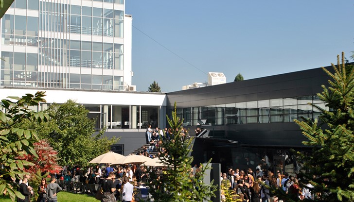 Арабите от близкия център за бежанци в кв. „Овча купел“ направиха рейд по коридорите, крещейки ислямския призив и си тръгнаха Арабите от близкия център за бежанци в кв. „Овча купел“ направиха рейд по коридорите, крещейки ислямския призив и си тръгнаха