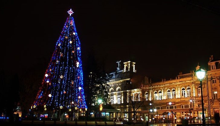 Началото на фестивалната програма ще бъде поставено в 17 ч. на 2 декември