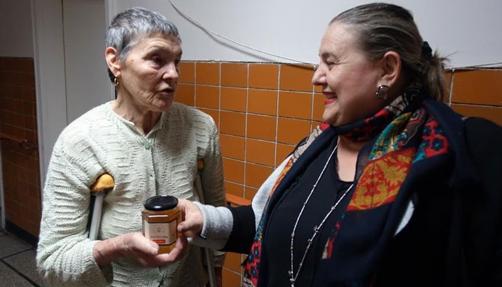 HomeMax спазиха обещанието си да дарят меда, който беше добит от пчелите, които отглеждат на покривите на магазините си HomeMax спазиха обещанието си да дарят меда, който беше добит от пчелите, които отглеждат на покривите на магазините си