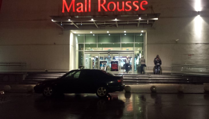 Дали причината за това паркиране пред Мол Русе е дъждовното време или пък просто човека е нагъл селянин
