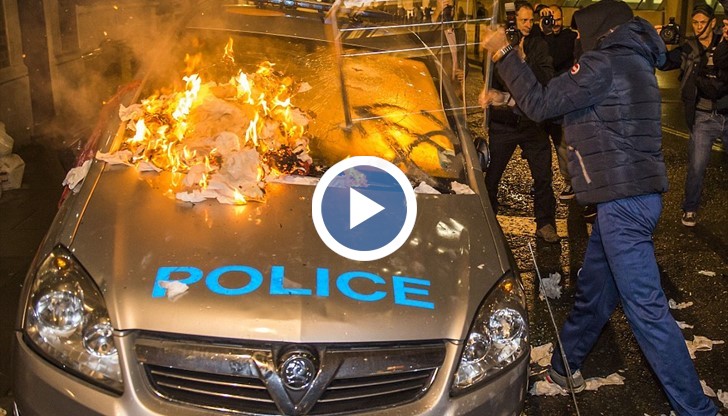 В световната мрежа се разпространиха кадри със запалена полицейска кола
