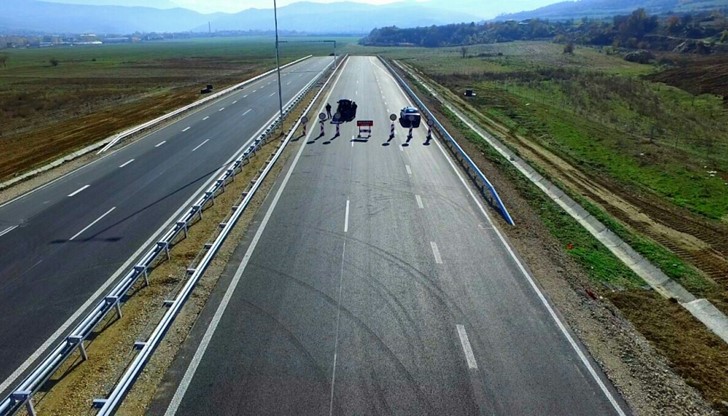 Допълнителни знаци предупреждават, че магистрала "Струма" свършва в средата на нищото