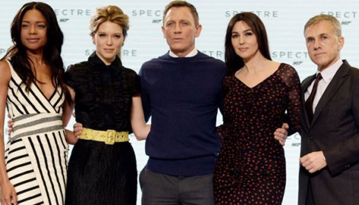 Красавици сменят за миг дрехи със сексапилни нощници, полицията отива на местопрестъплението преди да се случи Красавици сменят за миг дрехи със сексапилни нощници, полицията отива на местопрестъплението преди да се случи