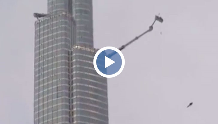 Тези смели хора скачат и се понасят като перцета от едни от най-високите сгради в Дубай