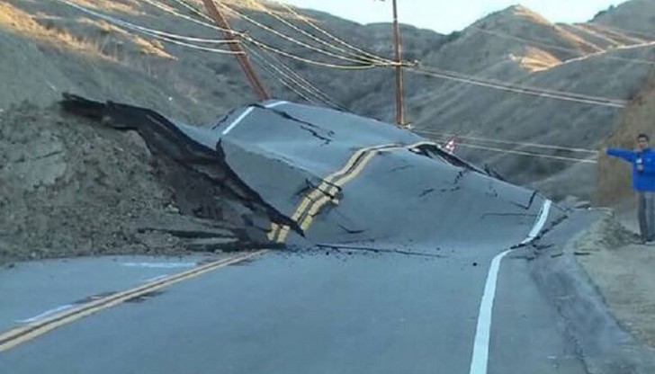 Пукнатините в земята остават активни и продължават да се разширяват