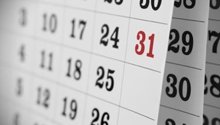 Дните, които се обявяват за работни, са съботи през същия месец, като по този начин броят на работните дни в месеца не се променя