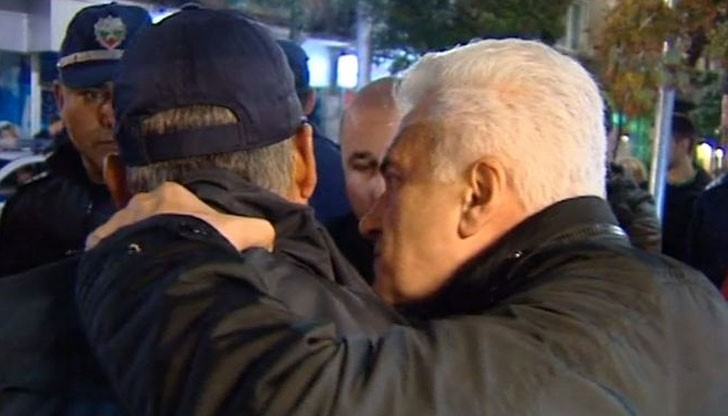 Волен „приятелски“ стиска полицай Волен „приятелски“ стиска полицай